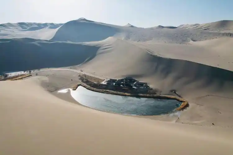 鸣沙山月牙泉的冬天