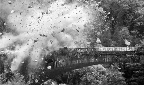 被专家鉴定为危桥,用380公斤炸药引爆,反倒炸出一群"伪专家"!