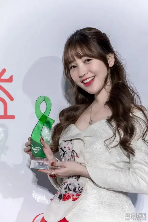 金莎现身公益盛典还是那个甜美系仙女