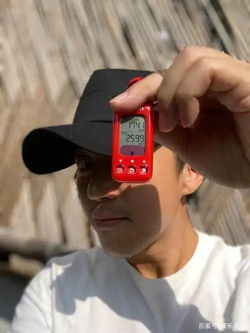 邓超打篮球后晒自拍展示运动数据,40岁年龄却已两鬓胡须纷纷发白