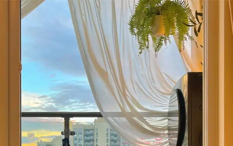 捕捉到了治愈的瞬间,风吹动白色窗帘真的好美好治愈.