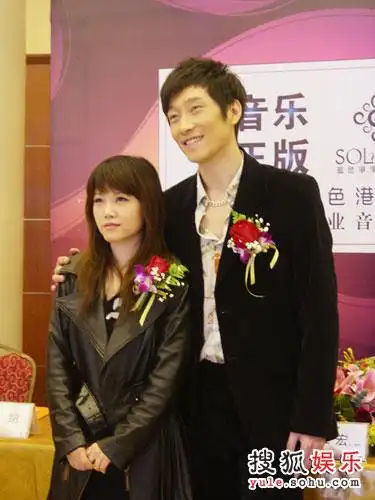 满江戴娆亲力亲为 出席活动力挺正版音乐