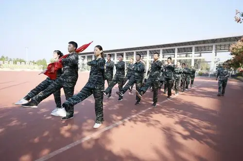 英姿飒爽,豪情万丈,展现军旅风采风貌;永争第一,追求卓越,奏响学子