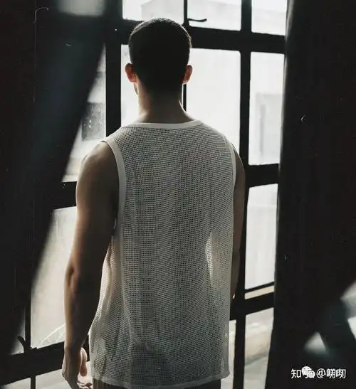 肌肉男前后身材差别这么大这背影照让网友们都羡慕了