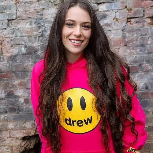 凯特琳身穿带有drew标致,其实是比伯在2018年创立的潮牌,这款卫衣其实