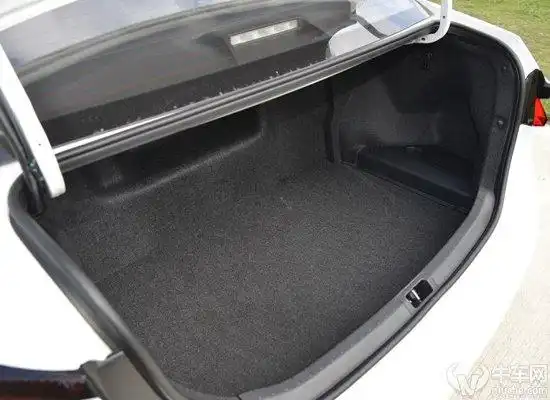 卡罗拉双擎后备箱