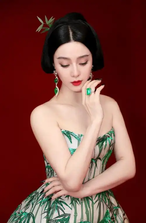 冰冰身穿christopher bu特别定制礼服 佩戴个人收藏的珠宝亮相戛纳