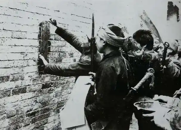 民兵在张贴剿匪的标语.