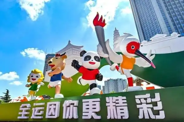 高新一路一处街心花园内,十四运会吉祥物格外引人注目.