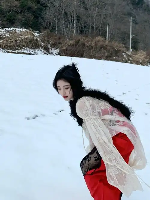 鞠婧祎雪地红衣大片##鞠婧祎冬日雪地氛围感大片