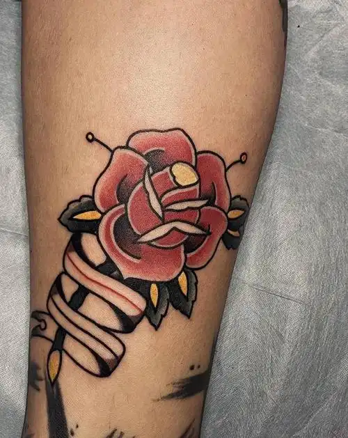 花纹身图片_腿部old school玫瑰纹身图案