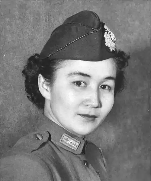 国民党第一女将军,与陈毅订婚相约三年,后来结局如何?