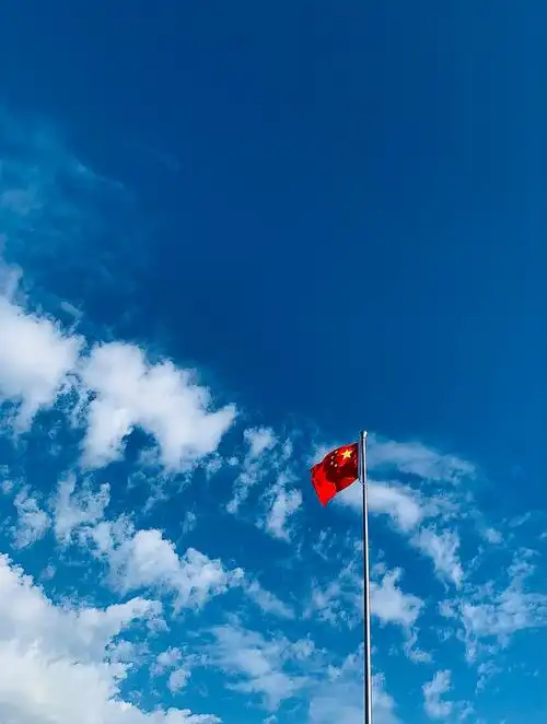 蓝天白云下的五星红旗