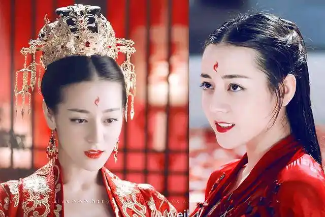 当然也少不了凤九小殿下,一身红衣,美人出浴,额间凤尾花更显妩媚.