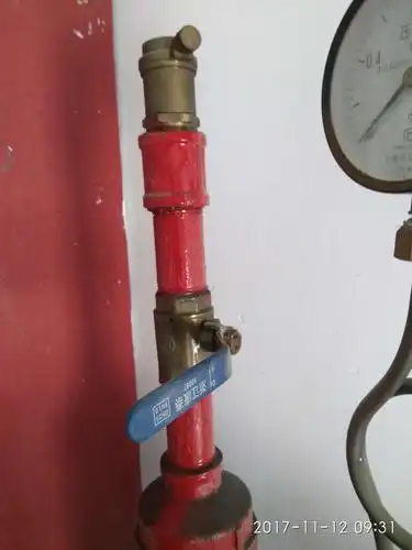 单元楼顶层消防管道上的放气阀.