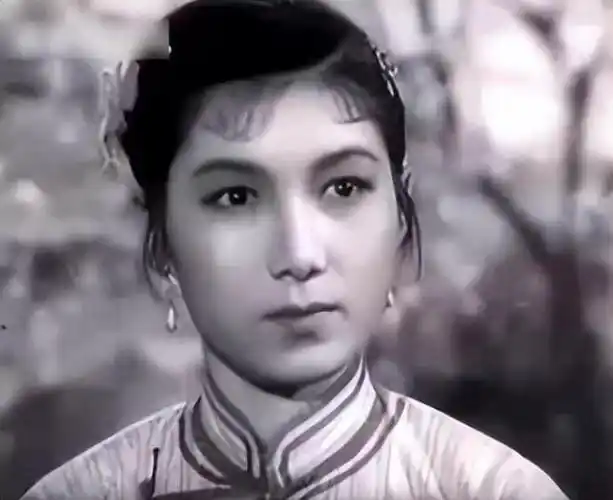 幼年被贩卖中年被打压导致瘫痪的评剧皇后新凤霞经历了什么