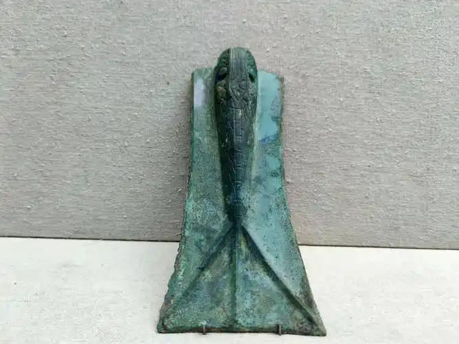 铜镰,用于收割庄稼的农具.