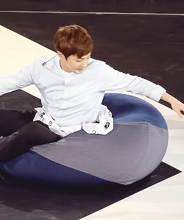 帅哥摔倒尴尬可爱gif动图_动态图_表情包下载_soogif