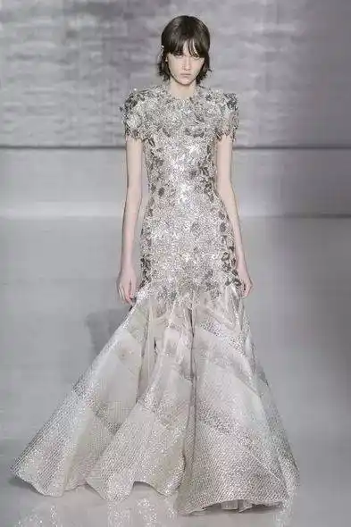 valentino 2019秋冬高定 最后,再简单欣赏以往秀场的几款高定婚纱礼服