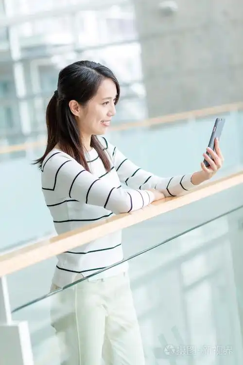 用手机拍照的女人