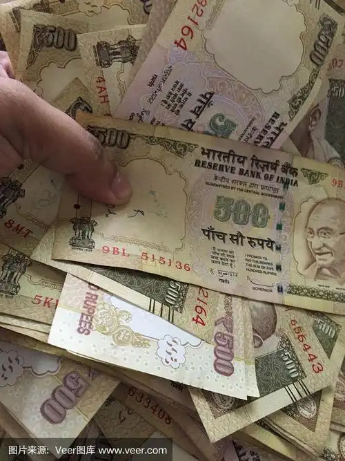 手拿着旧的500卢比印度钞票对白色的背景