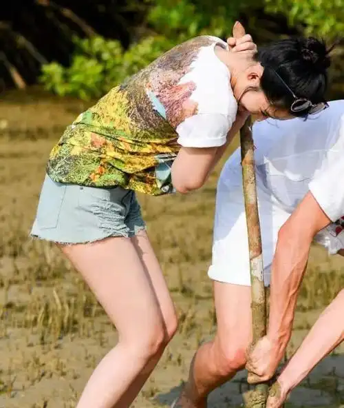 李沁魏大勋甜蜜种树镜头拉近后内裤走光网友尴尬