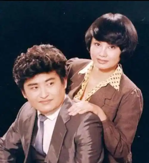 刘欢妻子原来是她,隐藏32年长成这样,难怪不愿意公开她_卢璐_家庭