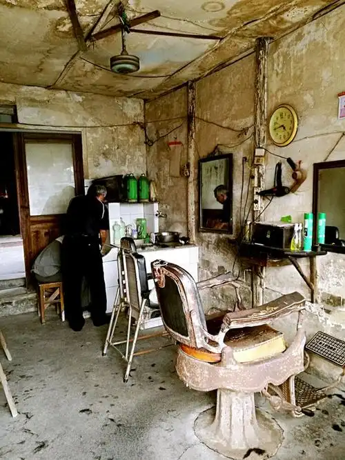 (图8,镇子上的老理发店)