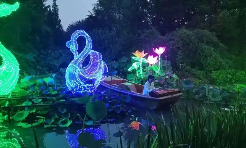 舞蹈队员们手持油纸伞,在园内表演了精彩舞蹈. 荷塘月色表演