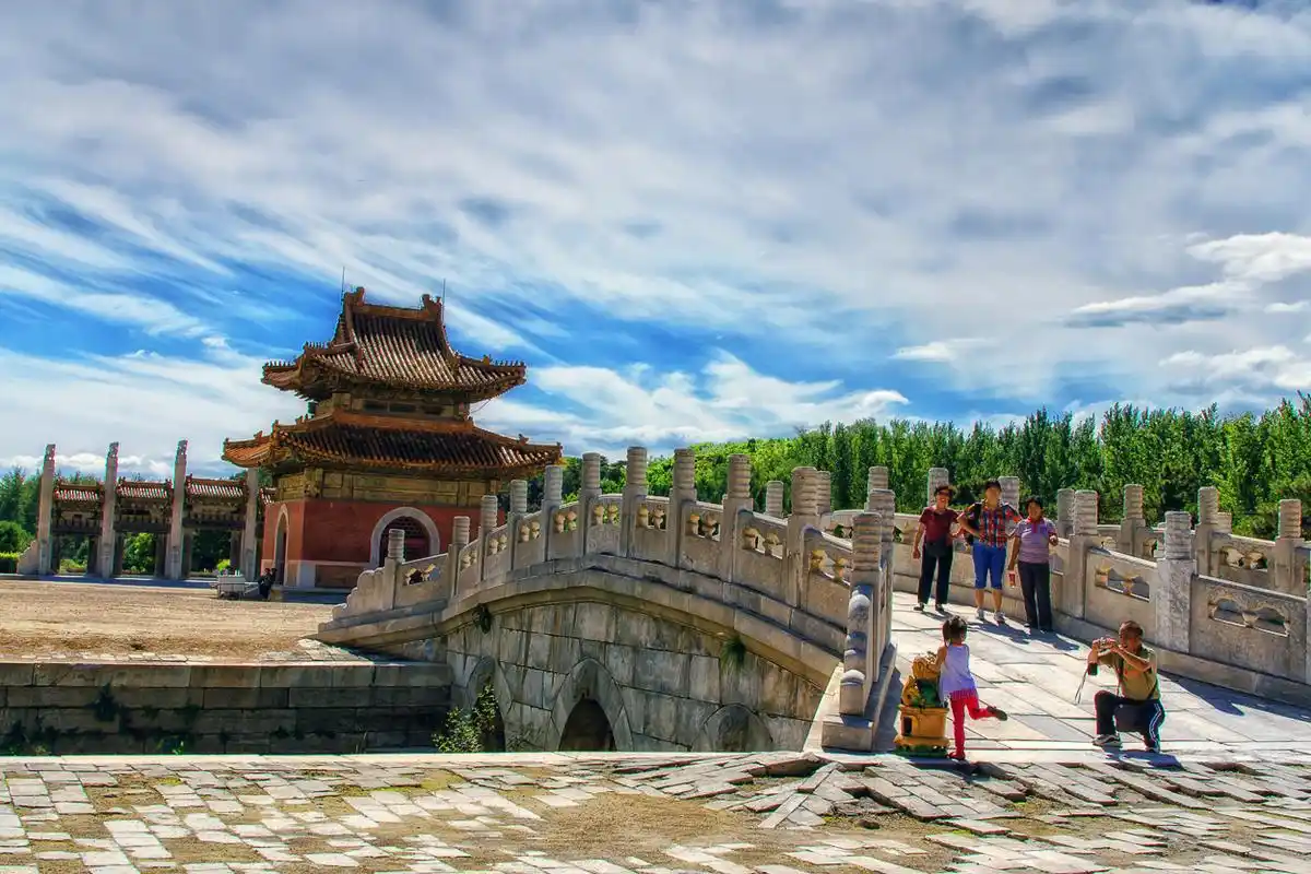 清西陵有完整的古建筑群,是一处环境幽雅,风景秀丽的游览胜地