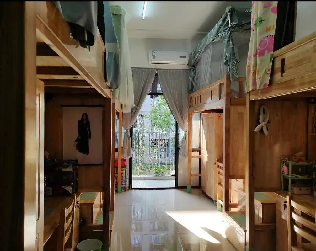 宿舍条件大部分5人寝,部分4人寝和6人寝,且不少宿舍今年新装修,上床下