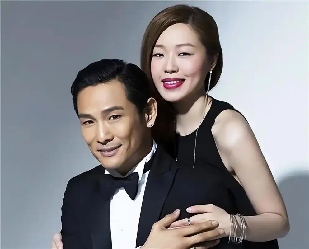 杜德伟妻子李晓冰,丈夫比母亲大一岁,婚后生一子,生活幸福甜蜜