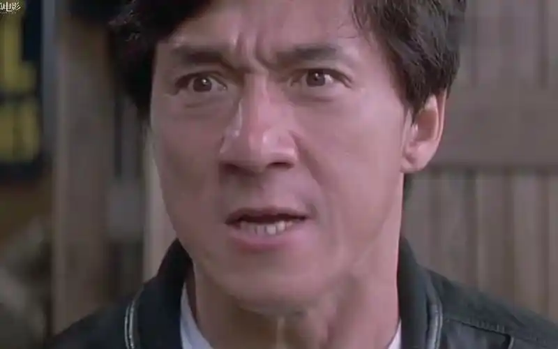 我是谁:成龙暴打黑帮杀手这段,堪称全剧亮点之一,看八遍才过瘾