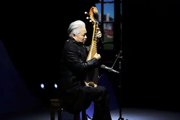 方锦龙还能弹奏上百种乐器,他从不同的乐器中总结出了很多的琵琶演奏