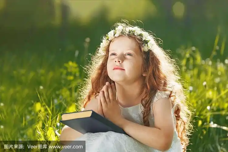 小女孩交叉着双手祈祷