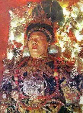 1980年光绪墓被挖掘尸体双手紧握专家掰开后却喜出望外