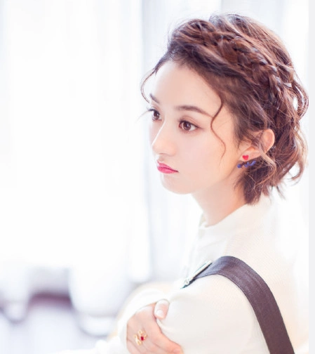 你喜欢赵丽颖的小卷发吗?