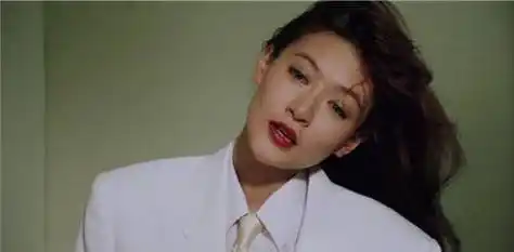 当陈宝莲来到摄影棚,发现是需要她脱光了衣物进行拍摄时,大声哭喊着说