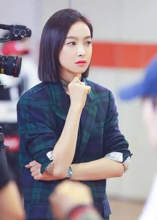 原创31岁宋茜变化真大剪齐肩短发嫩回19岁网友这衣服太会穿了