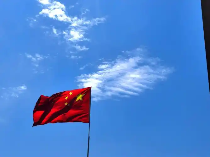蓝天白云国旗,鲜明的对比