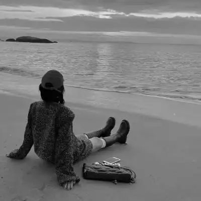 女图背影唯美头像黑白_女生头像_头像屋