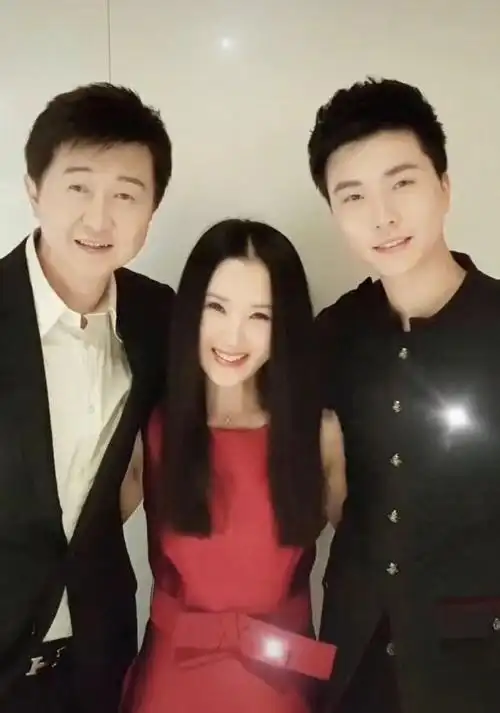 55岁付笛声请一桌异性吃饭,不愿多掏钱专找便宜地,放话不请男性