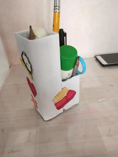 废旧材料利用……牙膏盒做的笔筒