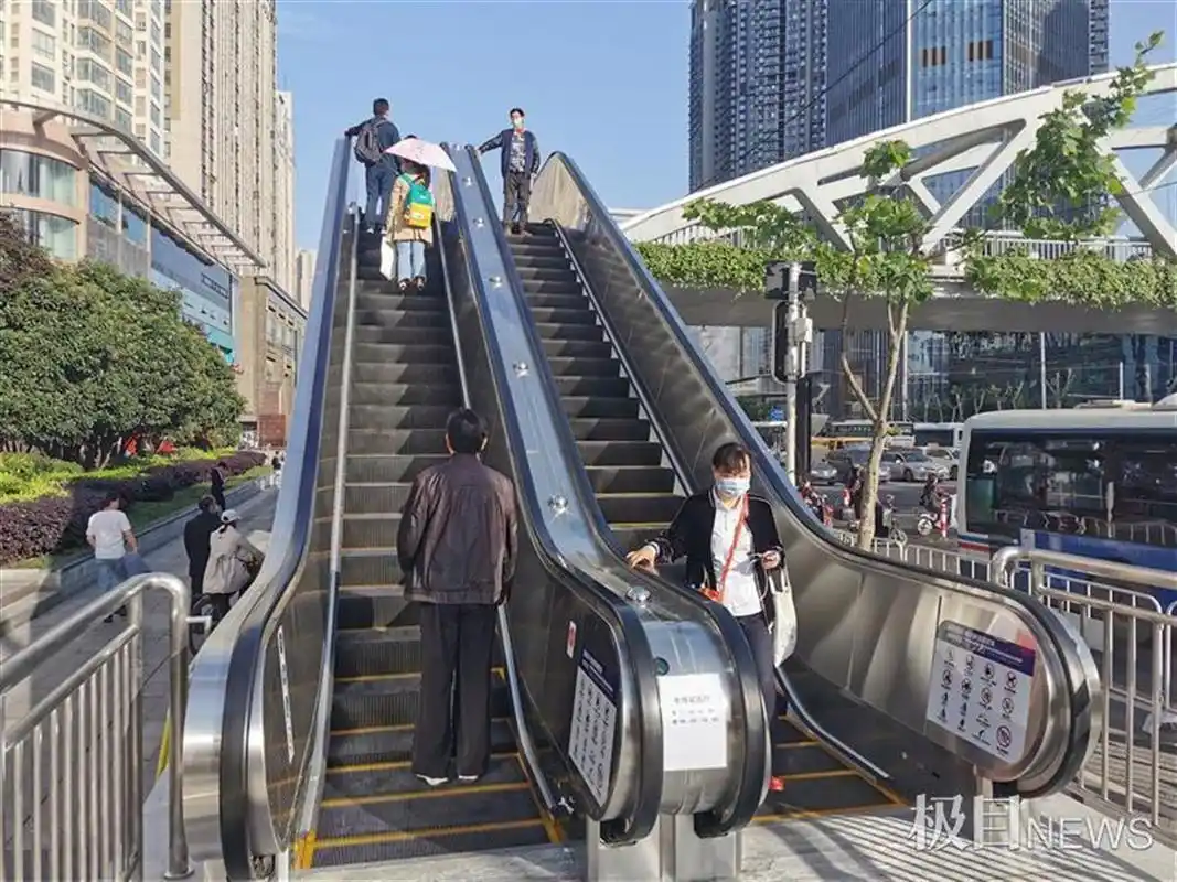 武汉市武昌区首部加装电梯的人行天桥正式运营,开通时间为7:30—21:00