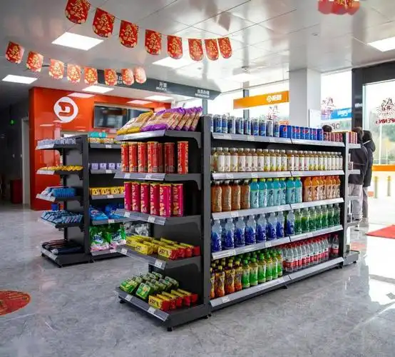 在加油站里的便利店,我们可以看到有不少食物饮料,生活用品以及汽车