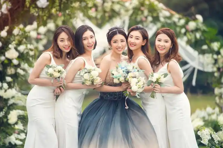 高清图邹凯周捷甜蜜大婚现场亲吻幸福感满满