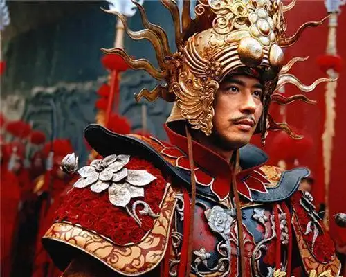 真田广之身着的盔甲,看结构更近似日本的足具.