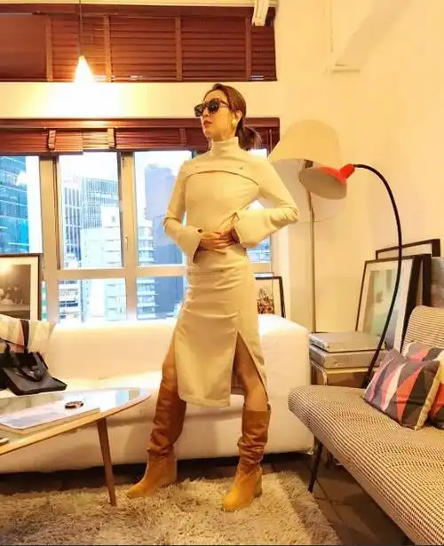 46郑秀文越活越年轻穿着西装搭配雨靴意外抢镜太潮了吧