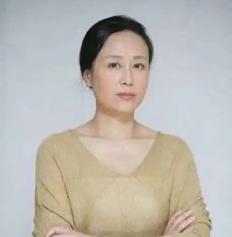 57岁老戏骨吴玉芳近照, 当红时期嫁乒乓王子, 今结婚32年仍恩爱_电影