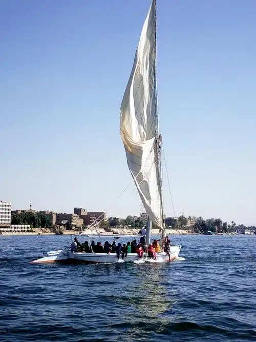 尼罗河中的小帆船